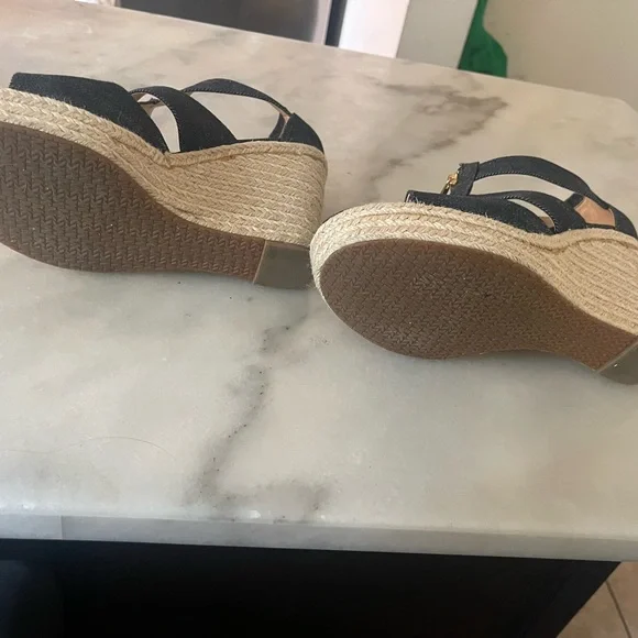 Beautiful Micheal Kors Sandals - Picture 3 of 3